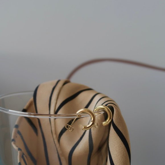 NEW 18K Gold Plated Round Tube Hoop Earrings - Picture 4 of 9